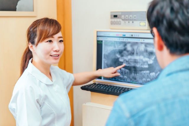レントゲン画像をもとに歯科治療について相談しているイメージ