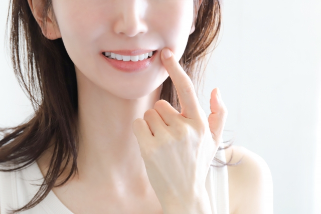 歯並びの良い笑顔の女性の口元アップ